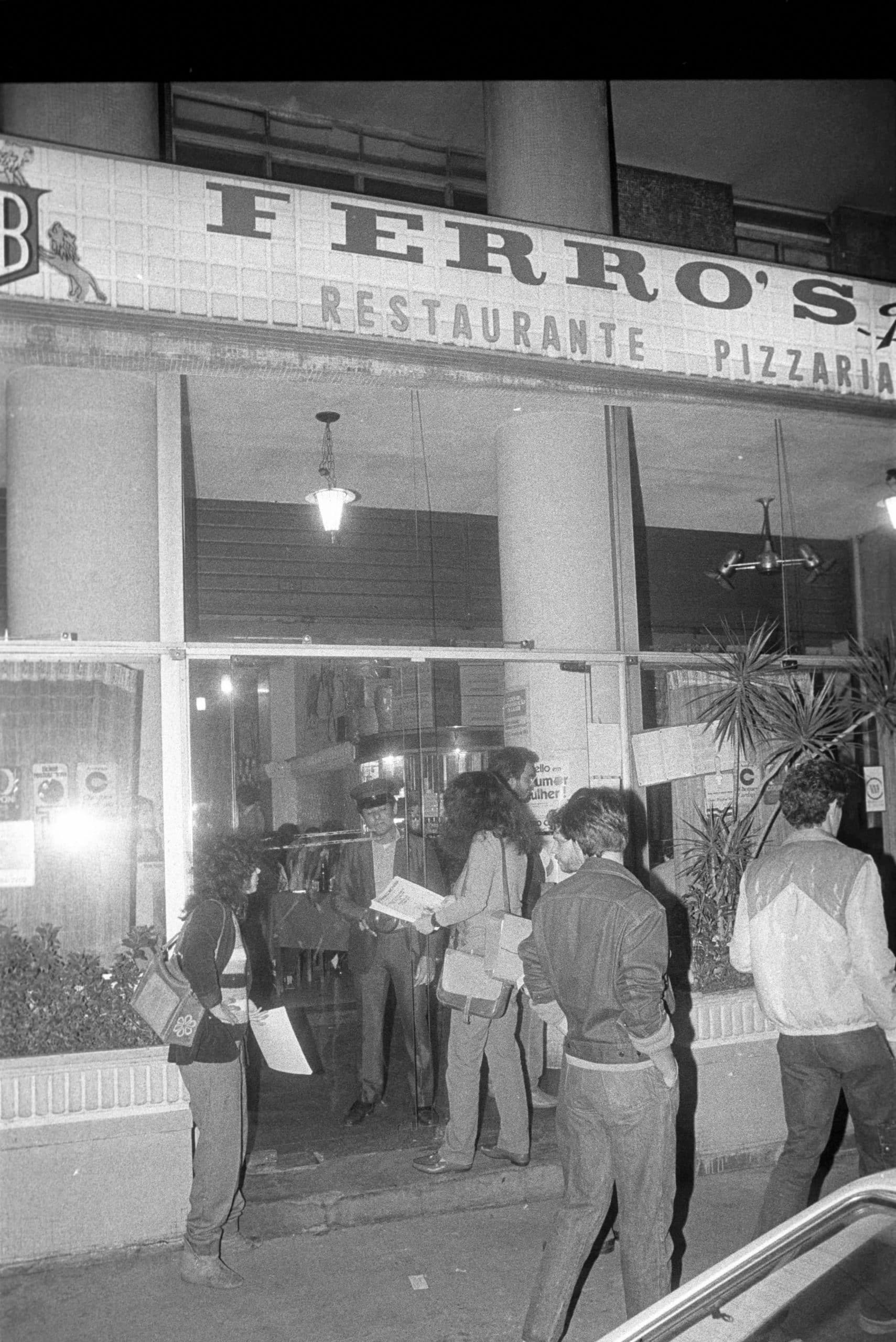 Rosely Roth, ao centro, barrada pelo porteiro do Ferro’s Bar, 1983. Fonte: Acervo Folha de São Paulo